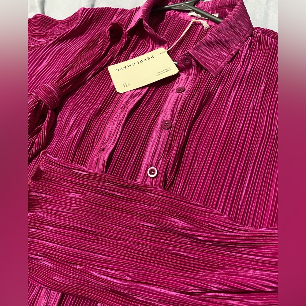 - Pleated plisse fabric
- Flowing ballon sleeves
- Matching waist tie include